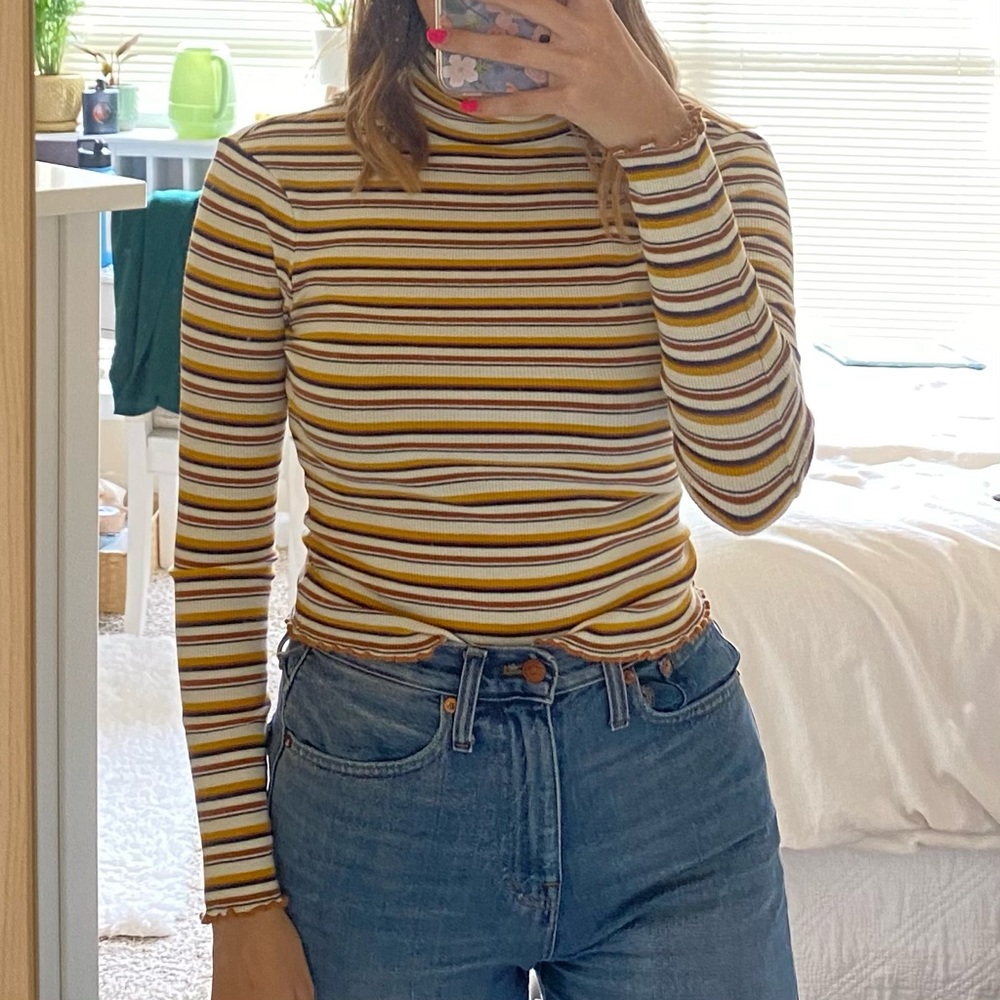 Striped turtleneck with lettuce-edge